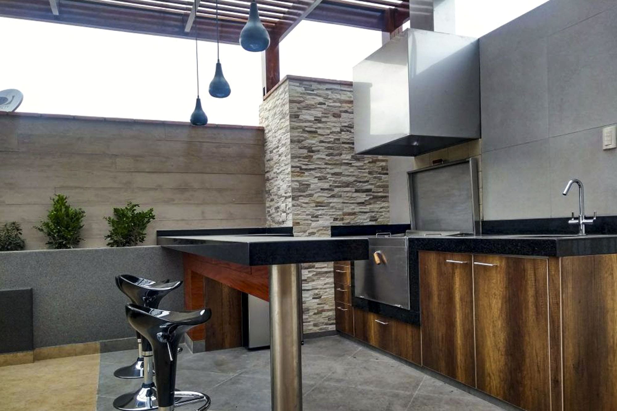 Remodelación de terraza de techo sombra, melamine y granito en Jesús María - Floris